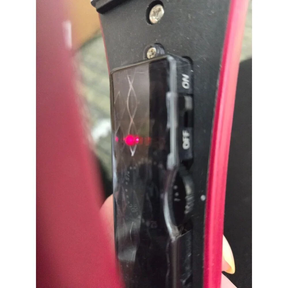 Vidal Sassoon Red Hair Straightener Flat Iron Does turn on and get Hot‎